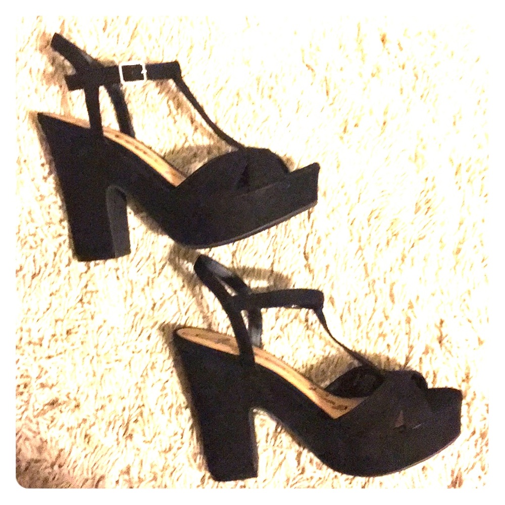 Black Strappy Heel!